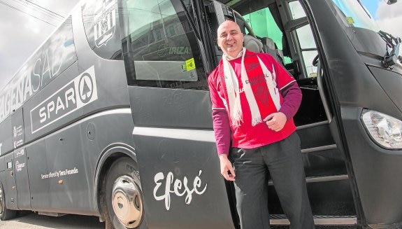 Ángel Garcerán, con su camiseta y bufanda del Murcia, junto al autobús del Efesé en la explanada del Cartagonova, este miércoles.