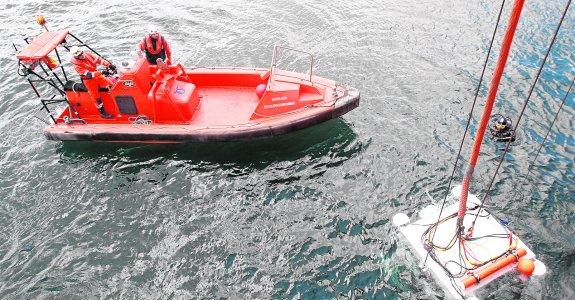 La campana húmeda, durante la inmersión con dos de sus ocupantes, ayer por la mañana en la terminal de cruceros.