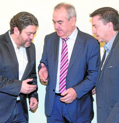 Miguel Sánchez y Tovar se disponen a darse la mano el pasado día 7, ante la mirada de Juan J. Molina.