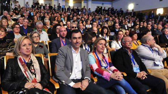 Fernando Martínez-Maillo flanqueado por las esposas de Valcárcel y Sánchez, en el Auditorio Víctor Villegas.