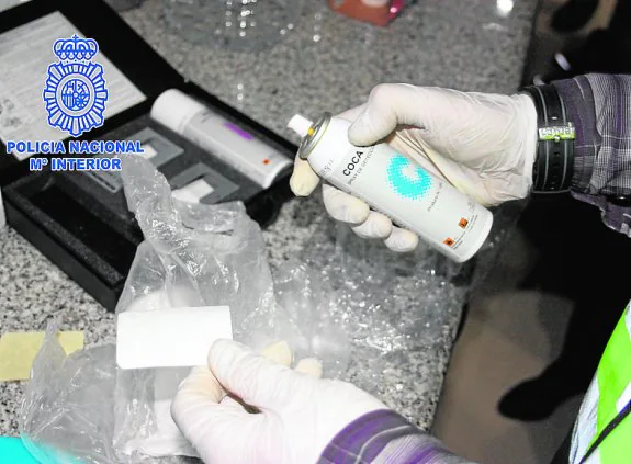 Un agente realiza una prueba para avalar que se trata de cocaína.