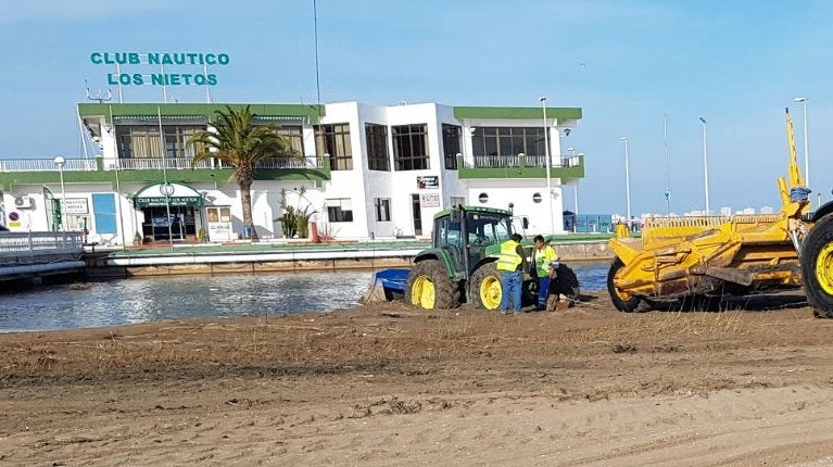 Tractor junto al club náutico de Los Nietos. 