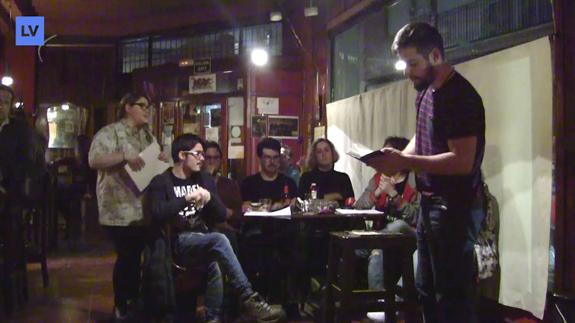 Escritores en una noche de micro abierto en el bar Ítaca. 