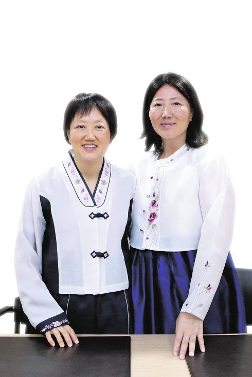 Sun Haw Choi (d), junto a su hermana. 