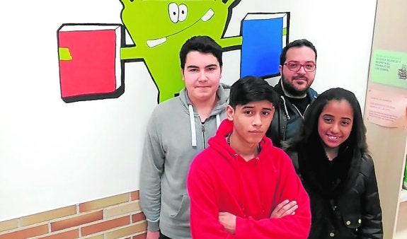 Los Afiladores. Desde el Instituto Eduardo Linares Lumeras de Molina llega este equipo de 3º de ESO formado por Iman, Jonathan, Francisco y María Gema y al frente Francisco, su tutor. 