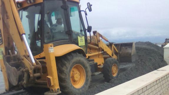 Una excavadora, este viernes, en el canal de Marchamalo. 