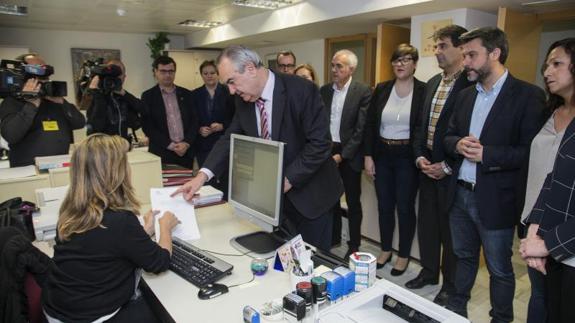 Tovar, junto a miembros del Grupo Parlamentario Socialista, entrega la moción de censura, este viernes.