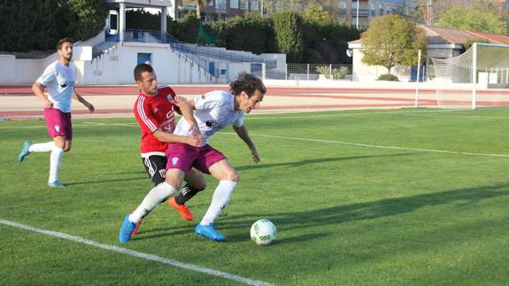 Fran Moreno es agarrado por un jugador rival. 