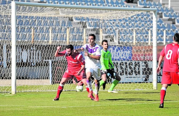 Fede, ex del Cartagena, celebra el gol que marcó ayer con el Jaén.