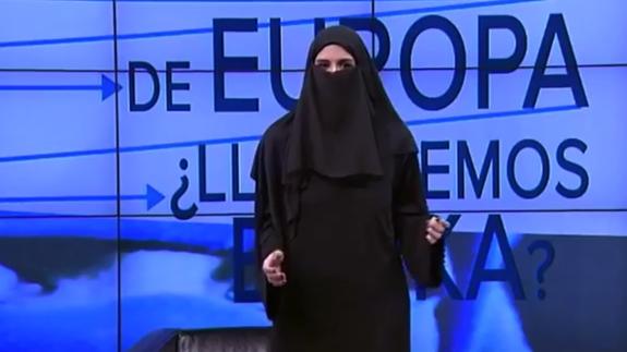 La periodista Beatriz Rojo con un 'niqab'
