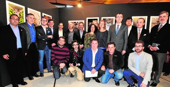 Las participantes en la exposición fotográfica, ayer, en el Colegio de Arquitectos junto al alcalde Ballesta.