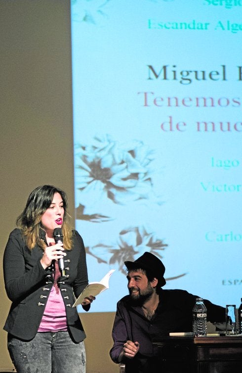 La poeta Victoria Ash, ayer recitando a Miguel Hernández. 