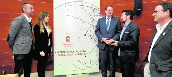 Manuel Pleguezuelo, Rebeca Pérez, José Guillén, Mario Gómez y Fernando Jiménez, ayer, en la jornada sobre transparencia en el Moneo. 