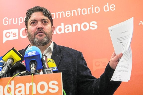 Miguel Sánchez muestra el documento que presentará al PSOE y a Podemos. 