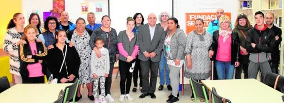 Las familias participantes en la muestra y autoridades, durante la presentación. 