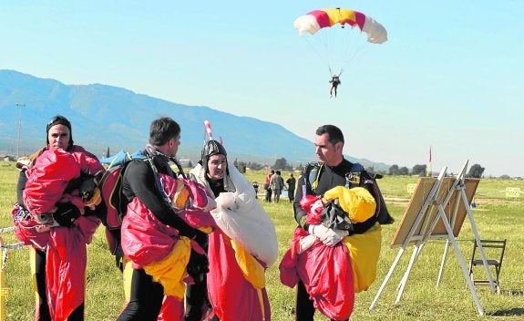 Paracaidistas de cuatro países saltan en Alcantarilla