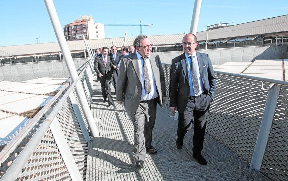 El rector José Orihuela (UMU), a la izquierda, entrando a la Facultad de Empresa de la UPCT.