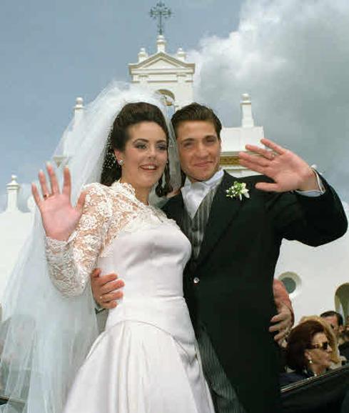 Fotografía de archivo (31-03-96) de Rocío Carrasco y Antonio David Flores tras contraer matrimonio en la finca sevillana de Hierbabuena