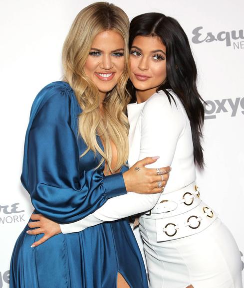 Khloe y Kylie posan juntas en un photocall