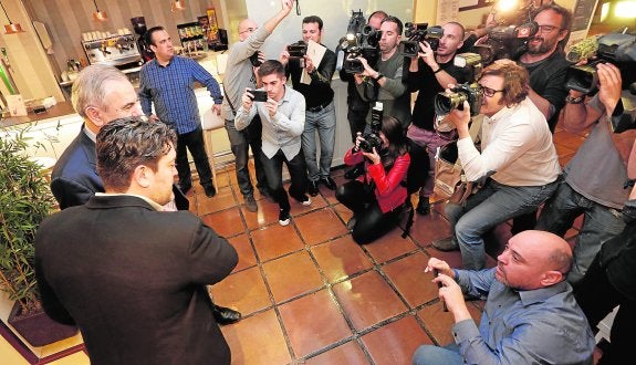 González Tovar y Miguel Sánchez se estrechan la mano ante los fotógrafos y cámaras tras el encuentro que mantuvieron ayer en Murcia.