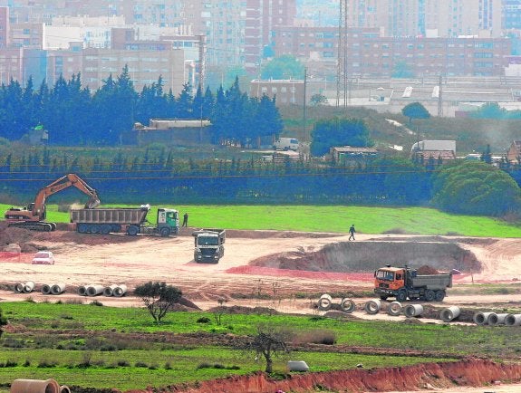 Movimiento de terrenos en el Ensanche Norte, cerca de la Avenida Víctor Beltrí, en enero de 2012.