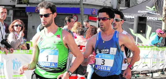 Álvaro Martín, el murciano Miguel Ángel López y el granadino Luis Alberto Amezcua, durante el Nacional de 20 kilómetros marcha disputado en Mérida, ayer.