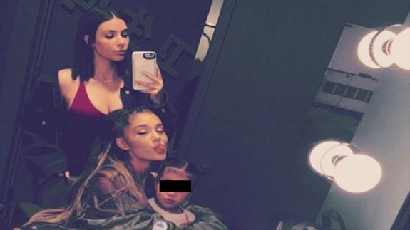 Kim Kardashian y su hija posan con Ariana Grande.