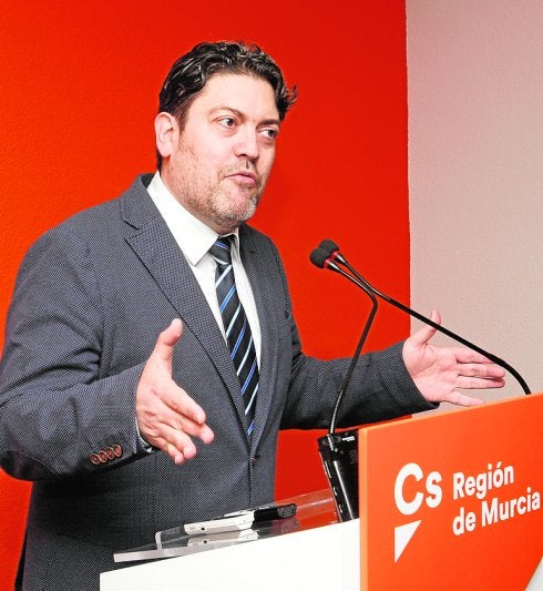 Miguel Sánchez, durante la rueda de prensa urgente. 