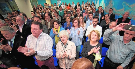 Afiliados y miembros de la Junta Directiva y del Comité Ejecutivo del PP de la Región aplauden a Pedro Antonio Sánchez y Fernando López Miras. 