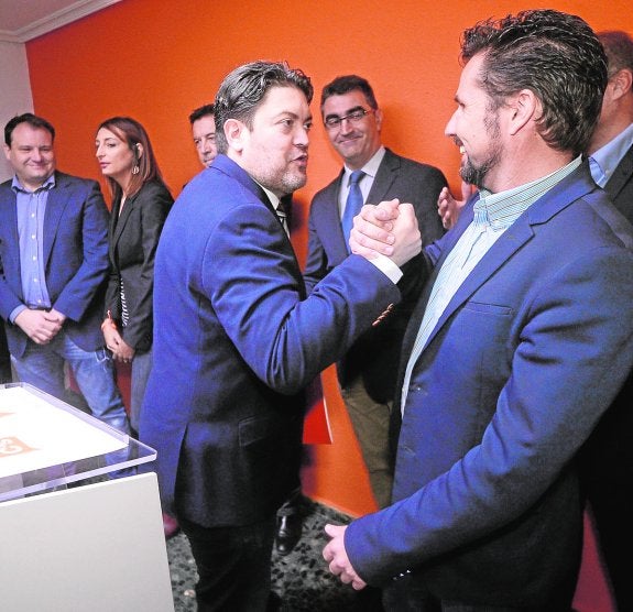 Miguel Sánchez, de Ciudadanos, ayer, felicitándose con Mario Gómez por la dimisión del presidente.