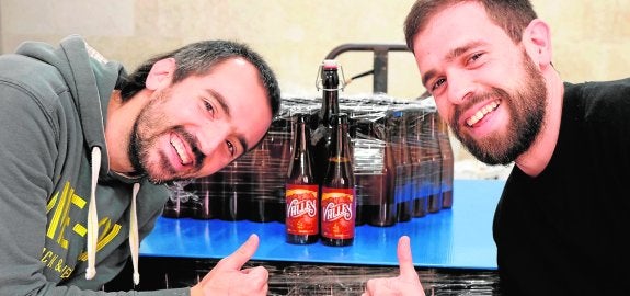 Javier y Gonzalo con la última producción de cerveza artesana Ricote Valley.