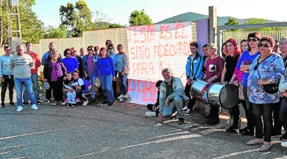 Vecinos del Llano del Beal, protestan frente al colegio San Ginés de la Jara. :: LV