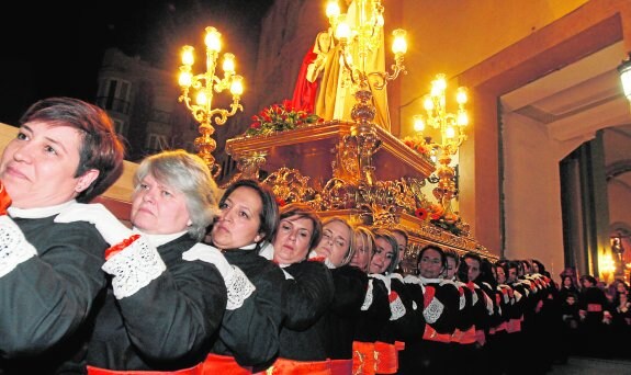 Rosa Nieto, tercera por la izquierda, tras Victoria Botí, sacando el trono de La Despedida de Santa María de Gracia.