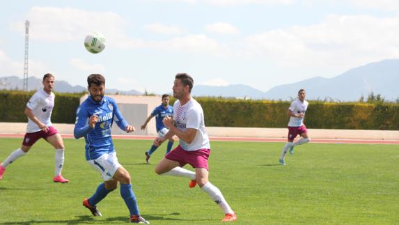 Juanje le tira un sombrero a un jugador del Melilla. 