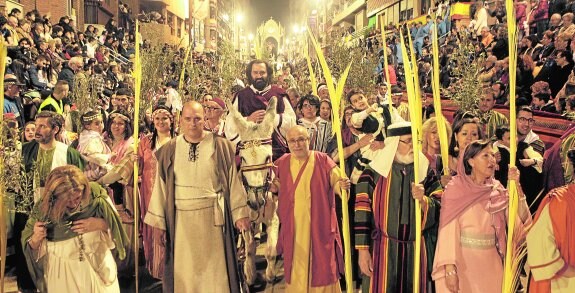 Cientos de hebreos del Paso Blanco, vestidos a la antigua usanza, acompañaron a Jesús montado en su borrica, representando el pasaje bíblico de la 'Entrada Triunfal en Jerusalén'.