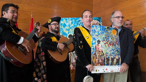 Miembros de la tuna y de la organización presentando el cartel.