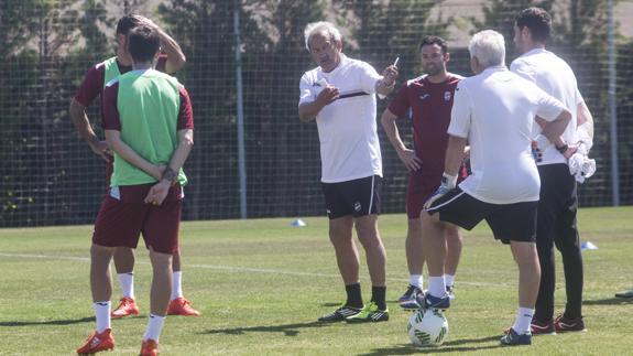 David Vidal dando instrucciones a los jugadores.