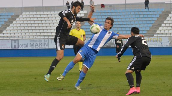 Chumbi luchando por un balón contra dos rivales.