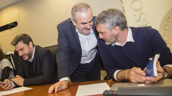 Urralburu hablando con Tovar en la Junta de Portavoces.