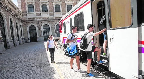 Estudiantes suben a un tren Regional, en Cartagena.
