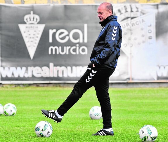 Vicente Mir, ayer, en el entrenamiento del Real Murcia en Cobatillas.