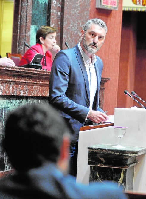 Urralburu arremete contra López Miras desde la tribuna.