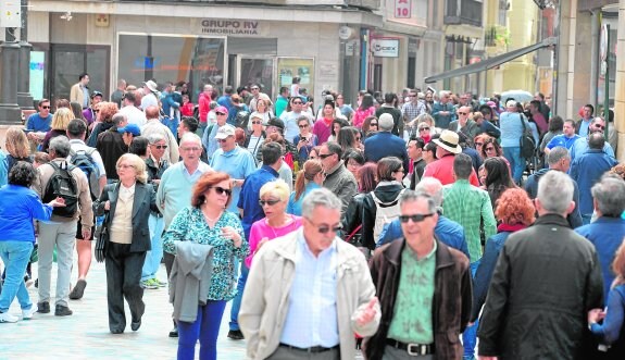 Ambiente en la calle Puerta de Murcia y en la Plaza San Sebastián, ayer a media mañana.