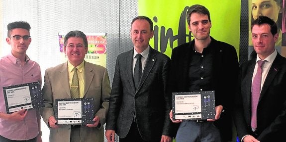 Javier Celdrán, ayer, junto a los premiados.