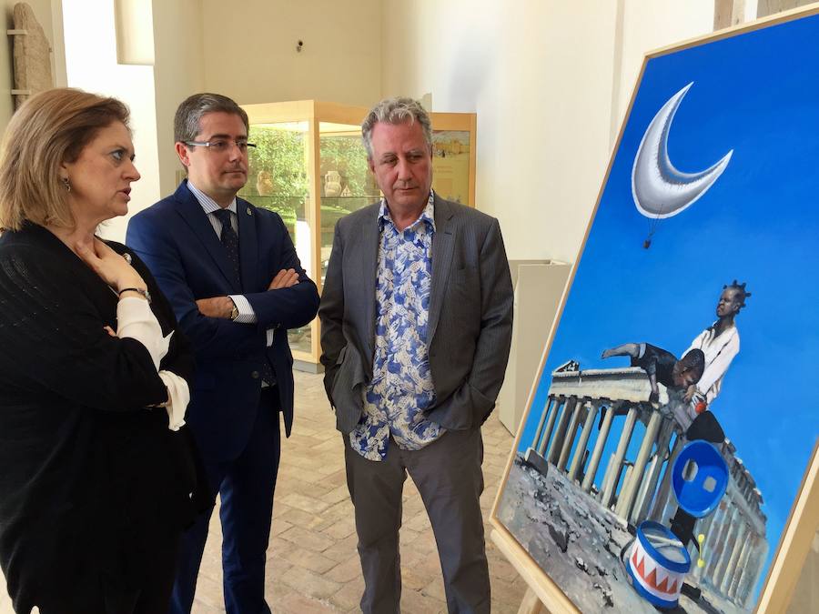 María Comas, Jesús Pacheco y el artista Ángel Mateo Charris, junto a la obra.