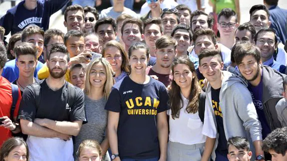 Carolina Marín posa con estudiantes de la UCAM.