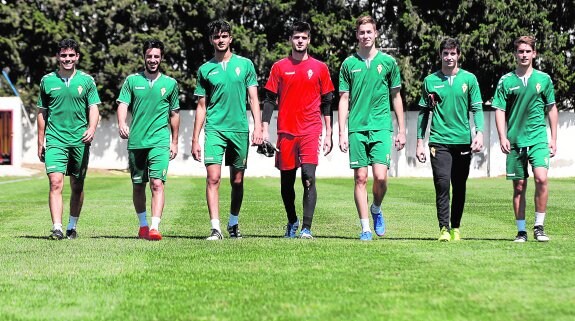 Andrés Campoy, Adri Montesinos, Youness, Joaquín, Fran Navarro, Sergio Ortíz y Josema, ayer, en Cobatillas. 