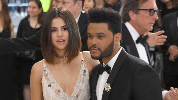 Selena Gomez y The Weeknd en la gala MET. 