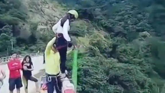 Se estrella contra el suelo haciendo 'puenting' y el vídeo se hace viral