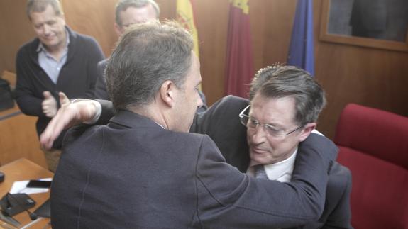 Fulgencio Gil se despide con un abrazo del ya exalcalde, Francisco Jódar.